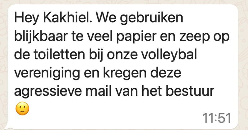 Het bestuur van deze volleybalvereniging is woedend omdat mensen te veel papier en zeep gebruiken op de toiletten en stuurt deze agressieve mail rond