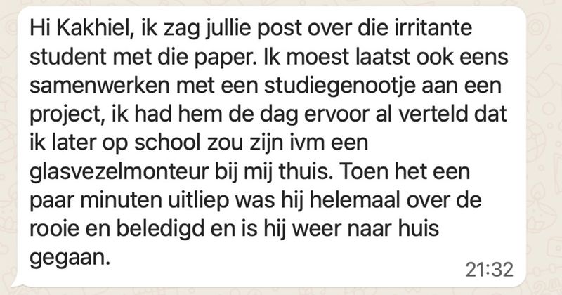 Jongen is zwaar beledigd en over de rooie omdat een klasgenoot waarmee hij samen aan een project werkt een paar minuten later op school is dan afgesproken (4 screens)