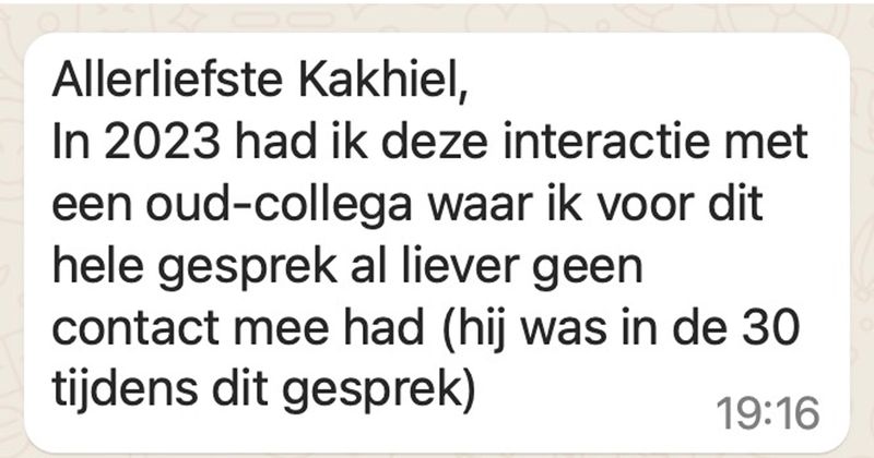 Bioscoopmedewerker wordt bedreigd met een bioscoopverbod en moet zijn hart even luchten bij een collega in deze onsamenhangende emo-chat waar geen touw aan vast te knopen is (13 screens)