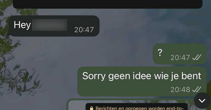 Vrouw wordt aangesproken door een gast die haar zogenaamd nog kent van een datingsite en vervolgens ontstaat het meest zinloze gesprek ooit (5 screens)