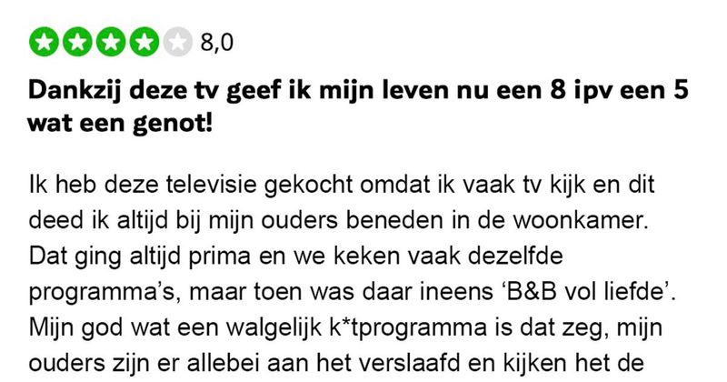 Deze jongen is wel heel erg blij met de nieuwe televisie op z'n slaapkamer (3 screens)