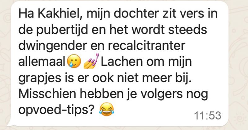 Vader krijgt er flink van langs door zijn dwingende puberdochter omdat hij z'n handdoek niet goed heeft opgehangen in de badkamer. Opvoedtips zijn welkom. (5 screens)