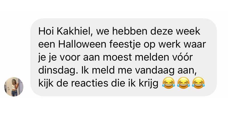 Meisje meldt zich één dag voor de deadline aan voor een Halloween-feestje op haar werk en krijgt vervolgens al deze verwijten op zich afgevuurd (4 screens)