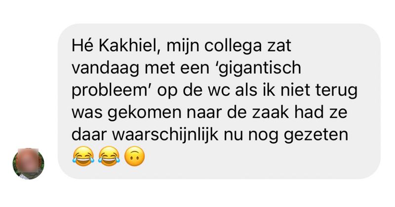 Vrouw zit met een 'gigantisch probleem' vast op de wc op kantoor en heeft dringend hulp nodig van een collega (5 screens)