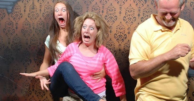 15 vet grappige foto's van mensen die zich de apentyfus schrikken in een spookhuis
