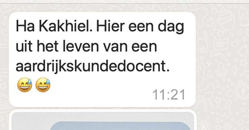 Scholier is te laat met het inleveren van zijn verslag voor aardrijkskunde en stuurt het gejatte begin alvast door naar de docent als tekstbericht (6 screens)