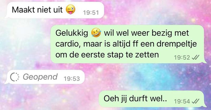 Gast denkt dat het normaal is om middenin een gesprek over sporten ineens uit het niets een naaktfoto van zichzelf te sturen (6 screens)