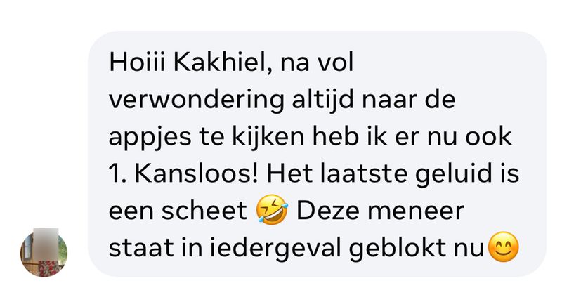 Vrouw wordt benaderd op Facebook door een oud collega die iets met haar wil gaan drinken maar met zijn manier van communiceren gaat dat helaas niet echt werken (6 screens)