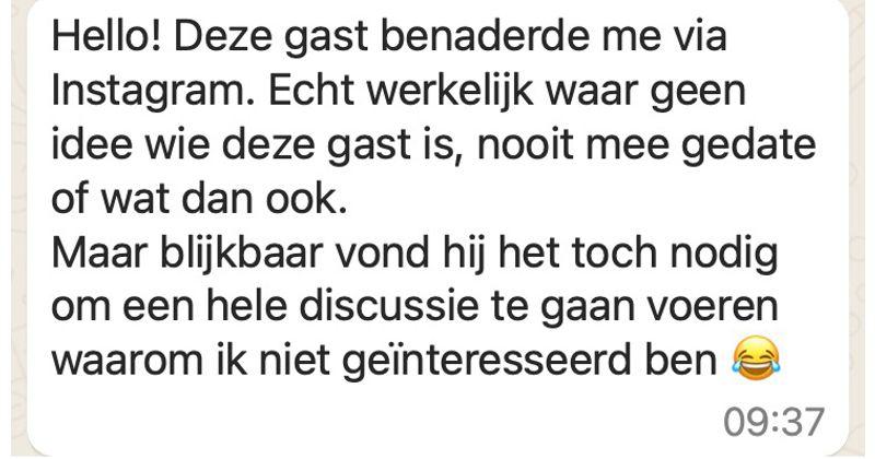 Vrouw wordt benaderd door een onbekende gast die 'aardig probeert te doen' maar dat lijkt toch niet echt te lukken (5 screens)