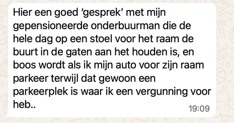 Buurman is boos omdat er een auto voor zijn raam staat die zijn uitzicht belemmerd dus besluit hij even contact op te nemen met de eigenaar (4 screens)