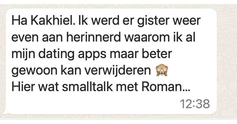 De enige wandeling die Roman tijdens zijn vakantie in Zweden maakt is die van de bank naar de koelkast om nieuw bier te pakken (6 screens)