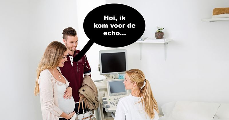 Zwangere vrouw komt langs bij de verloskundige voor een echo