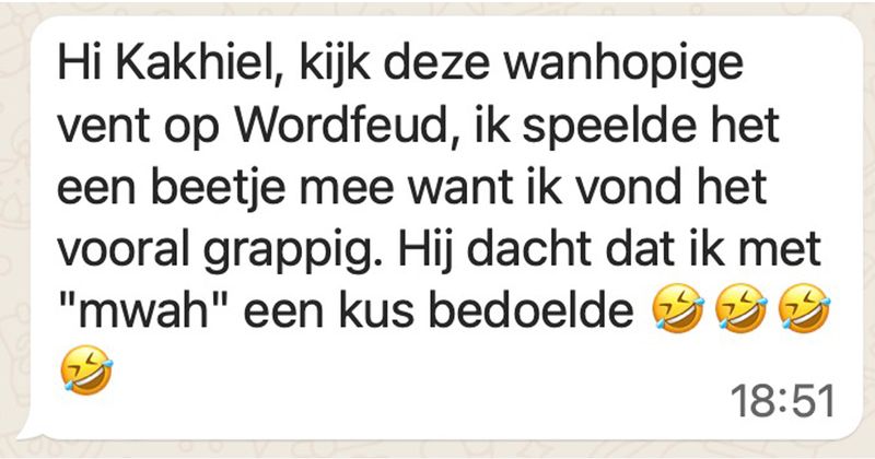 Wanhopige gast op Wordfeud probeert met deze vrouw een date te regelen in de chat omdat hij denkt dat ze met 'mwah' een kus bedoelt (8 screens)