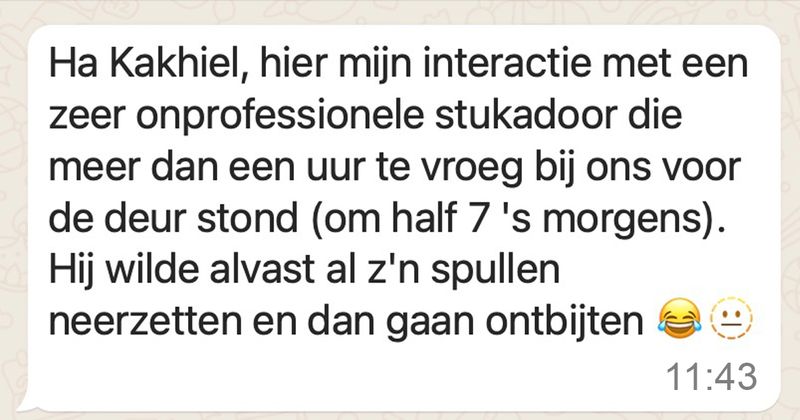 Stukadoor staat om 06.30 uur 's morgens meer dan een uur te vroeg bij zijn klanten voor de deur en snapt niet waarom ze niet gewoon meteen even opendoen zodat hij alvast z'n spullen neer kan zetten (5 screens)