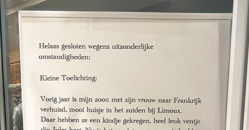Winkeltje met jurken is wegens uitzonderlijke omstandigheden een maand lang gesloten en dit is het briefje dat op de etalageruit hangt (6 screens)