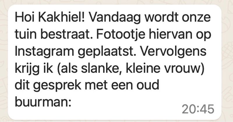 Man ziet ziet grote sterke kerel die een tuin aan het bestraten is aan voor zijn oude buurmeisje en besluit even een gesprekje aan te knopen. 'Ik ben trots op je!' (9 screens)