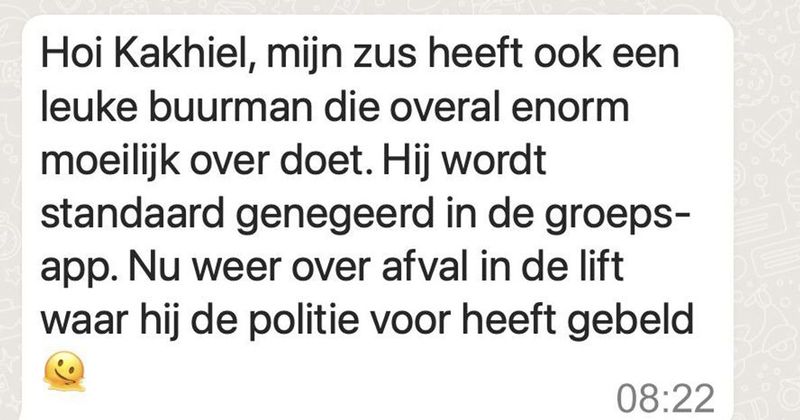 Buurman belt de politie vanwege rondslingerend afval in de lift (6 screens)