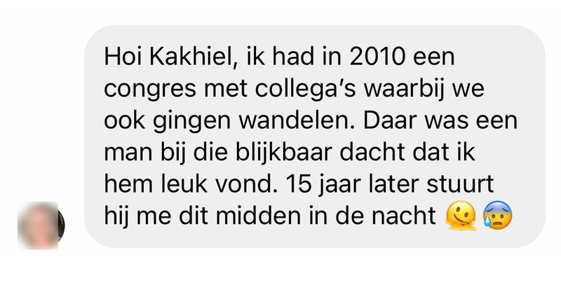 Man heeft 15 jaar geleden tijdens een congres een uurtje gewandeld in het bos naast een vrouwelijke collega en komt nu midden in de nacht vragen om een 'vervolgdate' (11 screens)