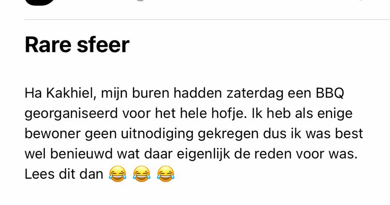 Man wordt als enige bewoner van het hofje niet uitgenodigd voor de buurt-BBQ in de tuin van zijn buurman en dit is de reden (3 screens)