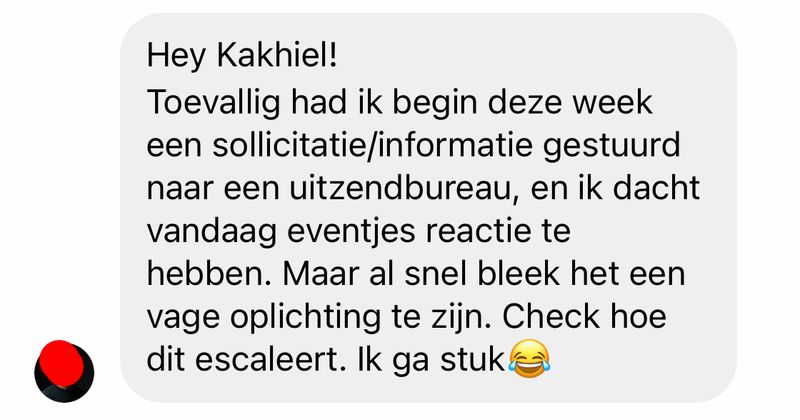 Jongen die net een sollicitatie heeft gestuurd naar een uitzendbureau ontvangt toevallig deze berichten van een oplichter die zich voordoet als recruiter, het gesprek eindigt nogal absurd (8 screens)