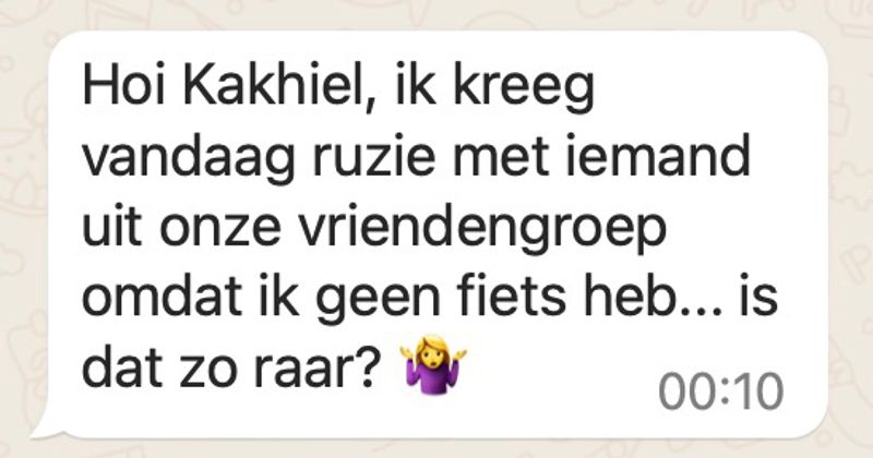 Meisje mag niet mee uitgaan met haar vriendengroep omdat ze geen fiets heeft (5 screens)
