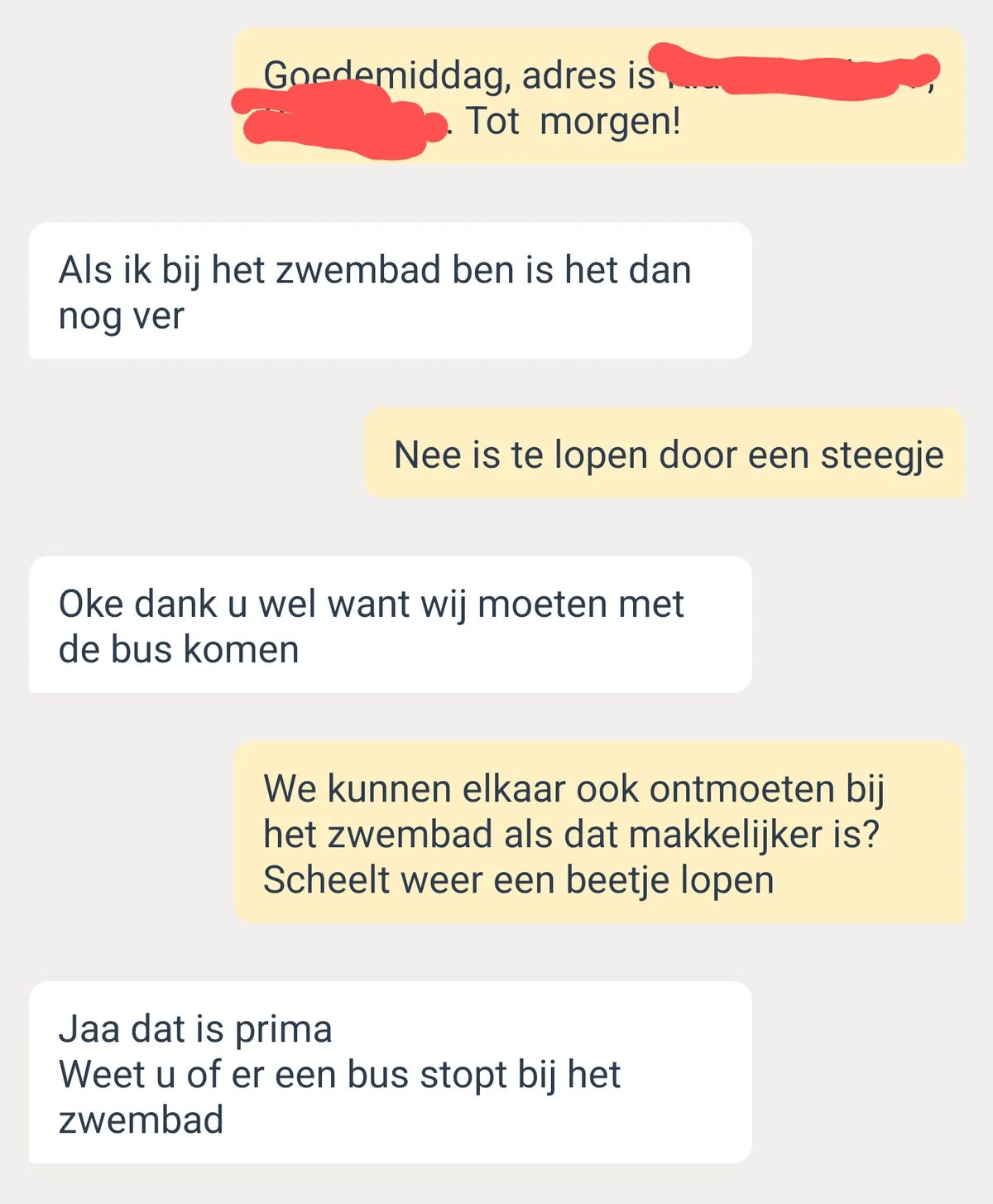 Vrouw spreekt af bij de bushalte om een fiets met kinderzitje te overhandigen aan iemand van