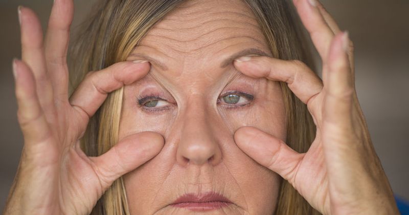 5 manieren om wakker te blijven tijdens de oersaaie weekendverhalen van je collega’s