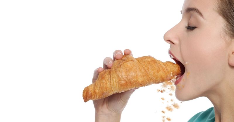 8 etenswaren die zo walgelijk hard kruimelen dat je er psychisch aan onderdoor gaat