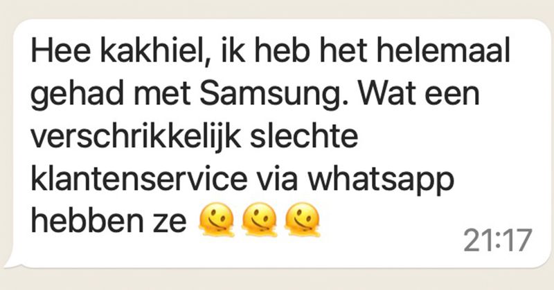 Man neemt contact op met Samsung omdat hij een horlogebandje wil omruilen maar het gesprek met de klantenservice verloopt niet bepaald soepel (6 screens)