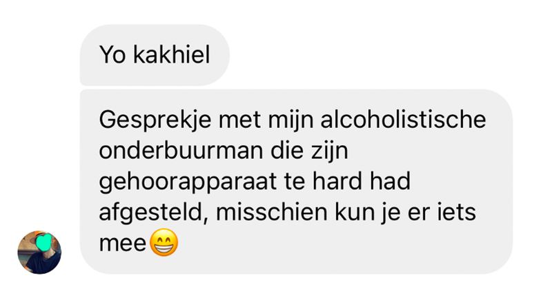 Meneer heeft zijn hoortoestel te hard afgesteld en reageert het af op zijn bovenbuurman die hele zachte jazz draait (6 screens)