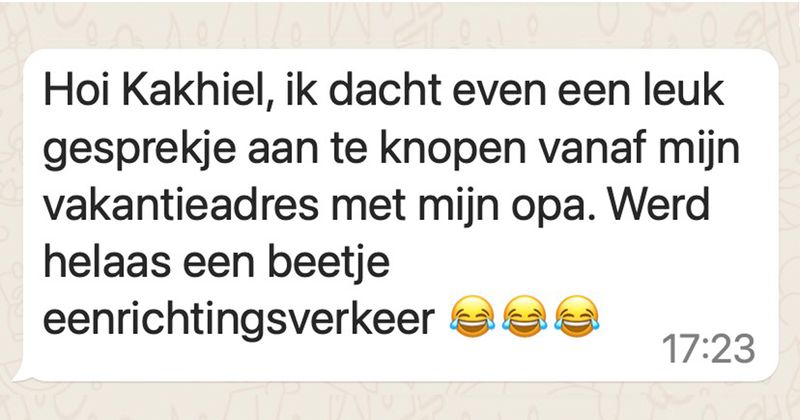 Meisje probeert even gezellig vanaf haar vakantieadres in Zuid-Frankrijk een WhatsApp-gesprekje aan te knopen met haar opa maar dat is nogal eenrichtingsverkeer (9 screens)