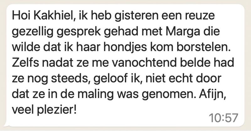 Marga gaat op vakantie naar Thailand en wil graag haar twee honden laten borstelen  door Ingrid, helaas heeft ze een verkeerd nummer ingetoetst en niet in de gaten dat ze in de maling wordt genomen (8 screens)