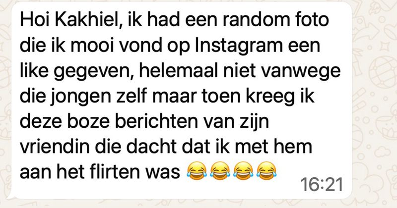 Jaloerse vrouw kan het niet hebben dat een andere vrouw de Instagram-foto van haar vriend liket en komt even verhalen halen op WhatsApp (4 screens)