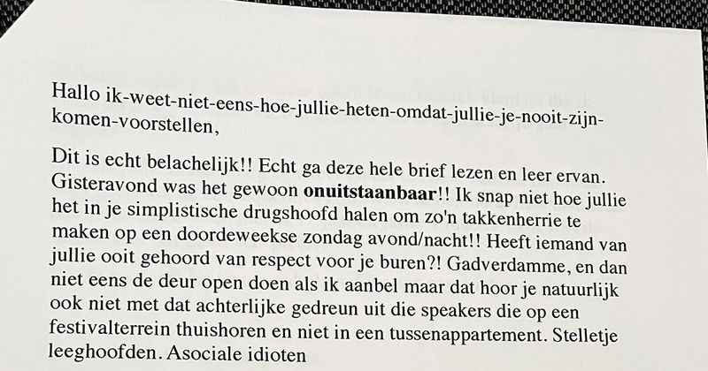 Vriendengroep houdt Lowlands-afterparty bij iemand thuis en vindt de volgende ochtend deze woedende brief van de buurman op de deurmat 