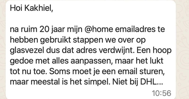 Gerda wil graag het e-mailadres van haar DHL-account aanpassen maar het gesprek met de klantenservice verloopt weer alles behalve soepel (9 screens)