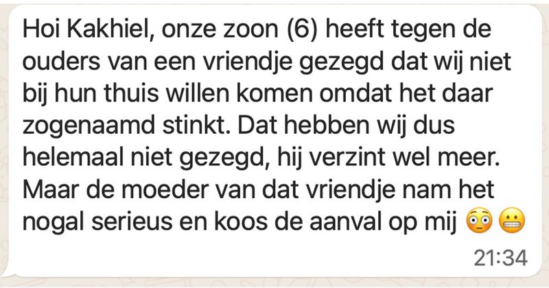 Jongetje van 6 heeft tegen de moeder van een vriendje lopen vertellen dat zijn ouders daar niet binnen willen komen omdat hun huis stinkt en nu komt die moeder even verhaal halen op WhatsApp (4 screens)