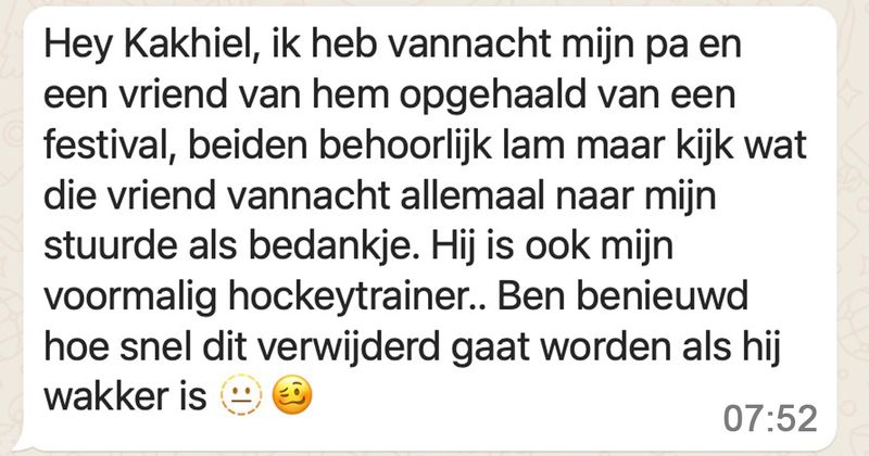 Meisje haalt 's nachts haar vader en een vriend op van een festival en ontvangt 's nachts al deze dronken en ongepaste berichten die waarschijnlijk snel weer verwijderd gaan worden (3 screens)