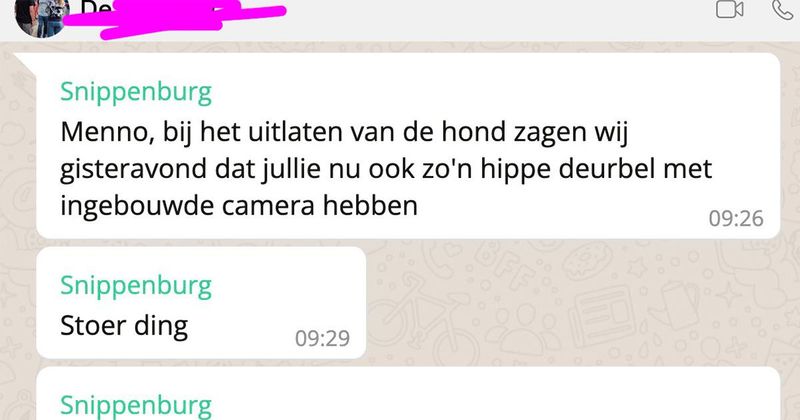 Het gezin van Menno heeft een nieuwe deurbel met ingebouwde camera, maar daar is de overbuurvrouw zo te lezen niet echt blij mee... (7 screens)