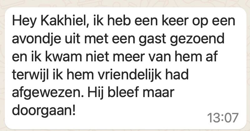 Vrouw zoent tijdens uitgaan één keer dronken met een gast en komt vervolgens nooit meer van hem af... (9 screens)