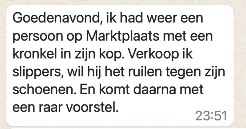 Iemand wil zijn schoenen graag ruilen voor een paar slippers op Marktplaats en als dat niet blijkt te kunnen komt ie met dit rare voorstel (7 screens)