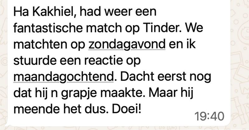 Irritante Tinder-match vindt dat je doorlopend op je telefoon moet kijken, ook als je visite hebt want dat is geen reden om hem te negeren (2 screens)