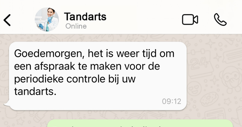 Man wil nieuwe kiezen maar zijn zorgverzekering dekt dit niet dus moet hij een nieuwe kiezen, het gesprek met de tandarts verloopt niet echt soepel…