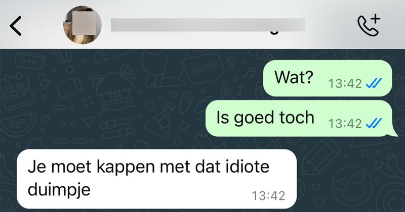 Vrouw is zwaar beledigd omdat haar date steeds duim-emoji's gebruikt op WhatsApp in plaats van woorden en breit er een eind aan. 'Komt super passief agressief over' (6 screens)
