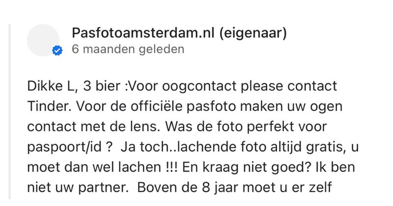 De eigenaar van deze pasfotozaak heeft nogal een bijzondere manier van reageren op negatieve reviews (8 screens)