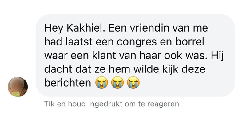 Vrouw legt twee keer haar hand op de schouder van een zakelijk contact tijdens een borrel omdat ze erlangs wil, maar dat wordt helaas weer compleet verkeerd geïnterpreteerd (8 screens)