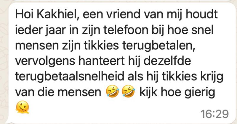 Jongen houdt in zijn telefoon een lijst bij van hoe snel vrienden en familieleden zijn Tikkies terugbetalen om vervolgens diezelfde betalingstermijn toe te passen bij Tikkies van hen