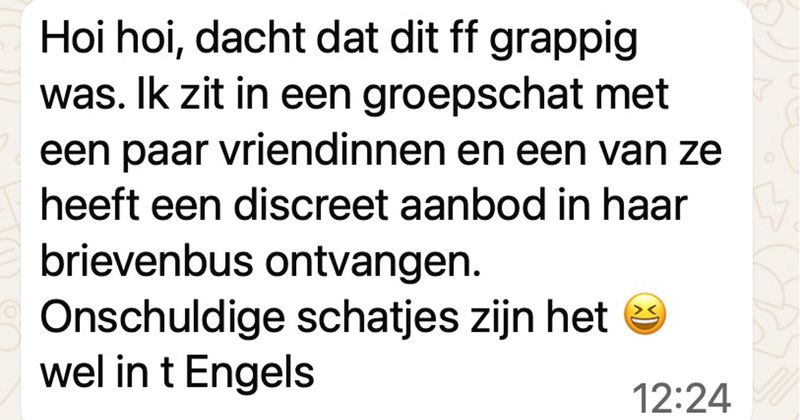 Vrouw krijgt flyer in de bus van Mo die reclame maakt voor zijn 'Colombiaanse toetje' en denkt dat dit echt over toetjes gaat (3 screens)