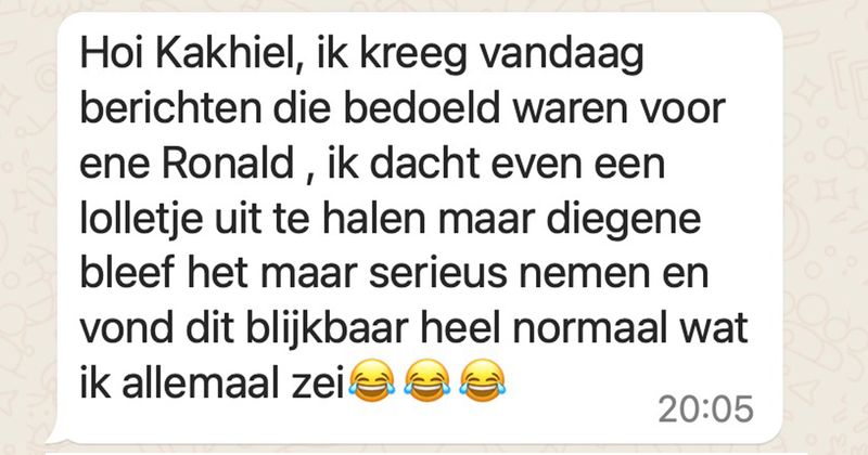 Man stuurt per ongeluk een bericht naar Roland i.p.v. Ronald en krijgt vervolgens allemaal absurde opdrachten die hij blijkbaar heel normaal vindt (7 screens)