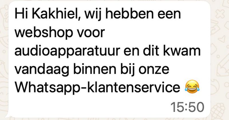 Man denkt dat webshop dezelfde dag nog zijn bestelling kan leveren en gaat nogal tekeer in de chat tegen de online klantenservice als dat niet blijkt te lukken (5 screens)