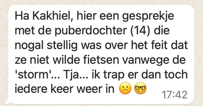 Puberdochter (14) heeft geen zin om naar huis te fietsen van school omdat het 'stormt' en dit is hoe ze haar vader succesvol manipuleert om haar op te komen halen met de auto (7 screens)